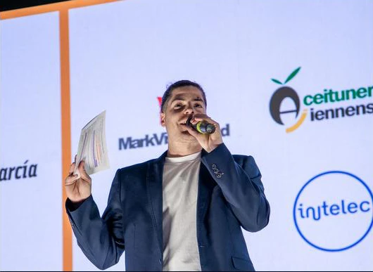 Ponente hablando con micrófono durante un evento