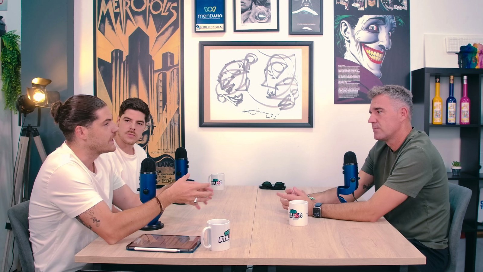 Fran Anera conversando con Sergio López y Víctor en el podcast Sin Atajos