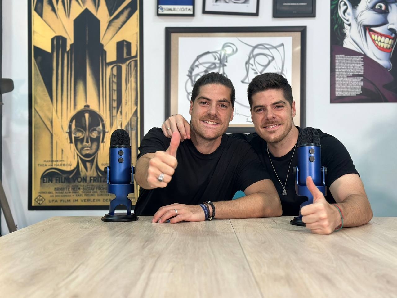 Sergio y Víctor, hermanos gemelos y hosts de Sin Atajos